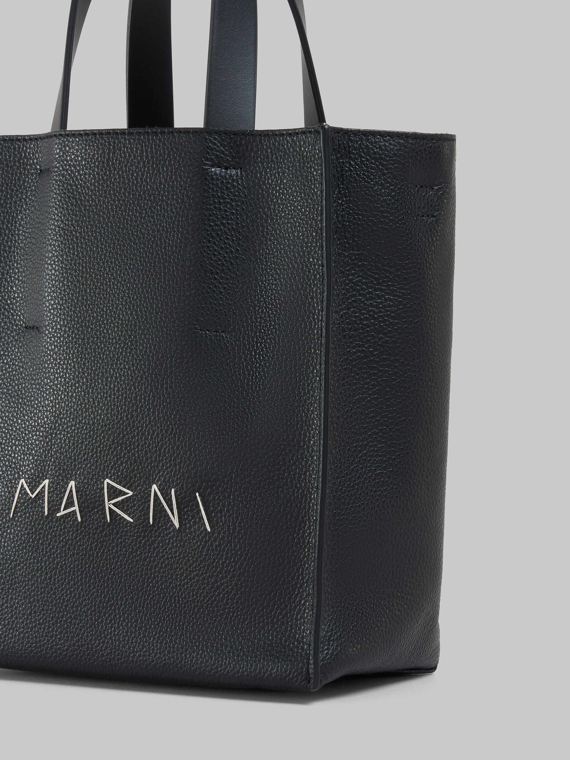 Museo Soft bag Mini in pelle bianca e marrone con impunture Marni - Borse shopping - Image 5