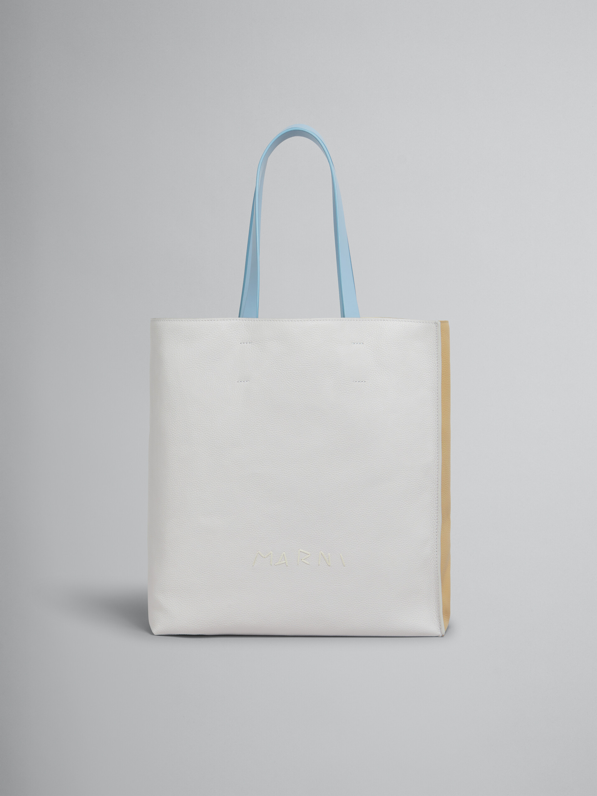 Museo Soft Tote Bag grande in pelle bianca e beige con ricamo Marni Symbol - Borse shopping - Image 1