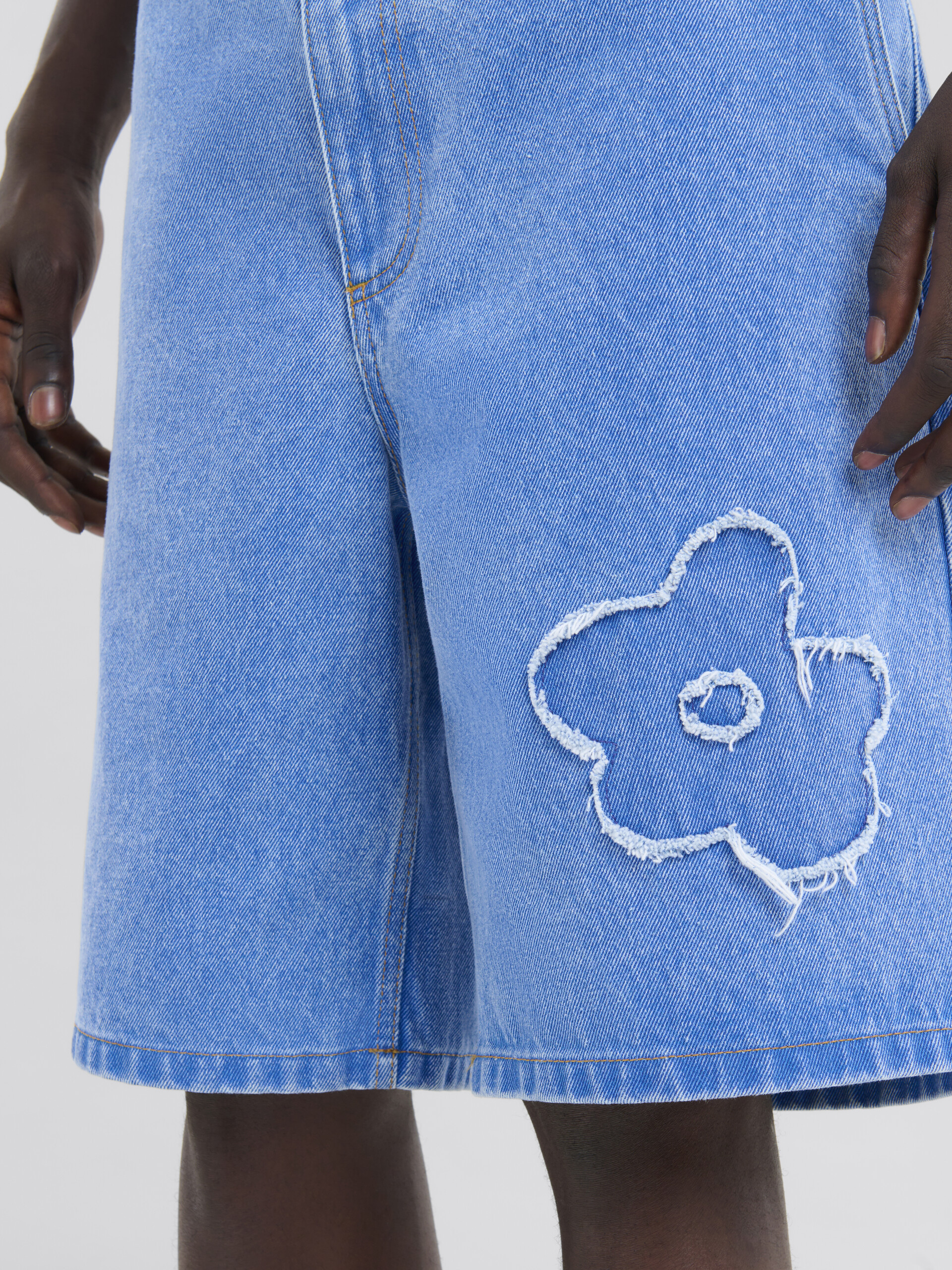 Bermuda in denim azzurro con applicazioni - Pantaloni - Image 4