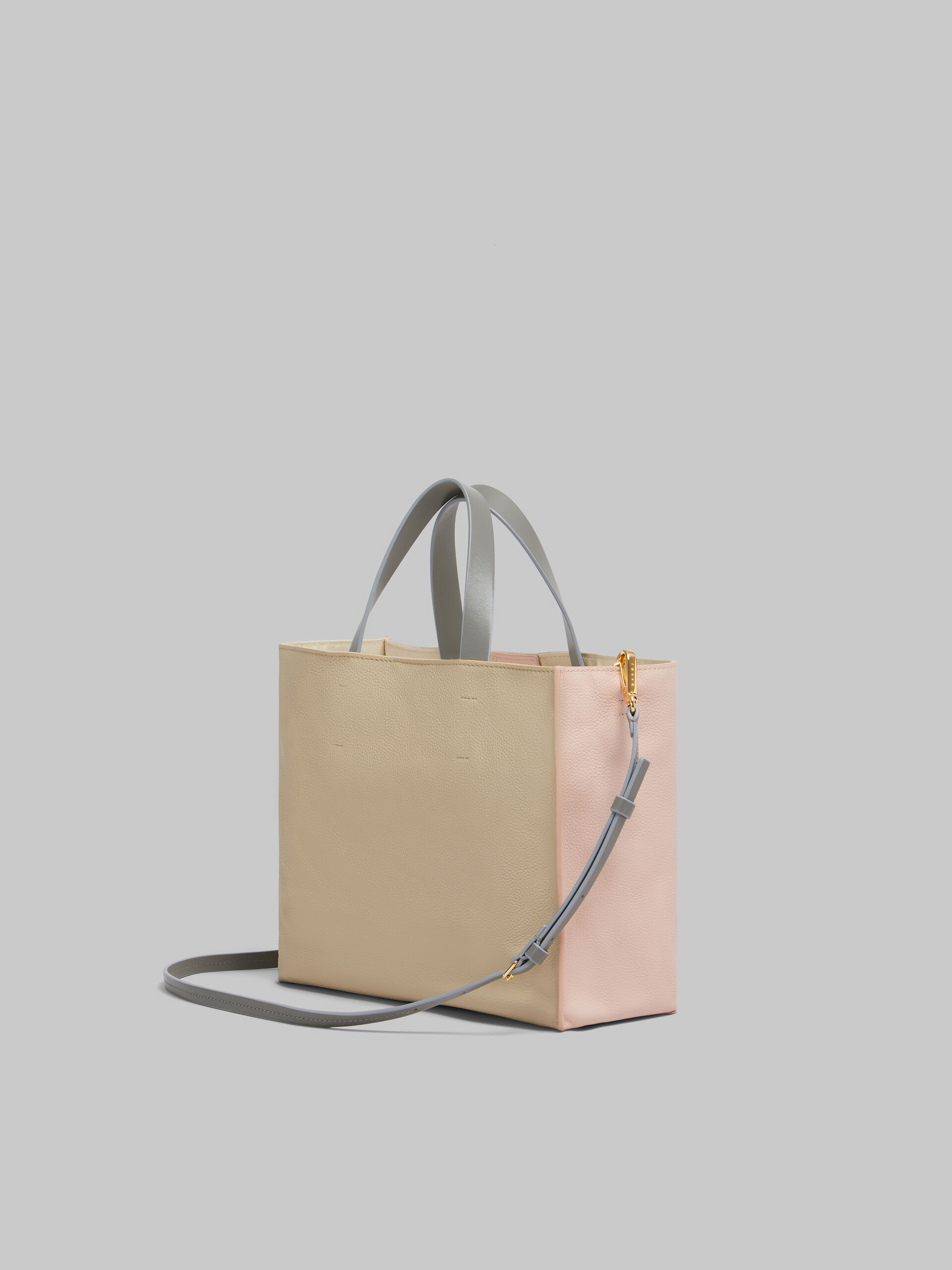 Museo Soft Tote Bag in pelle rosa chiaro e beige con ricamo Marni Symbol - Borse shopping - Image 2