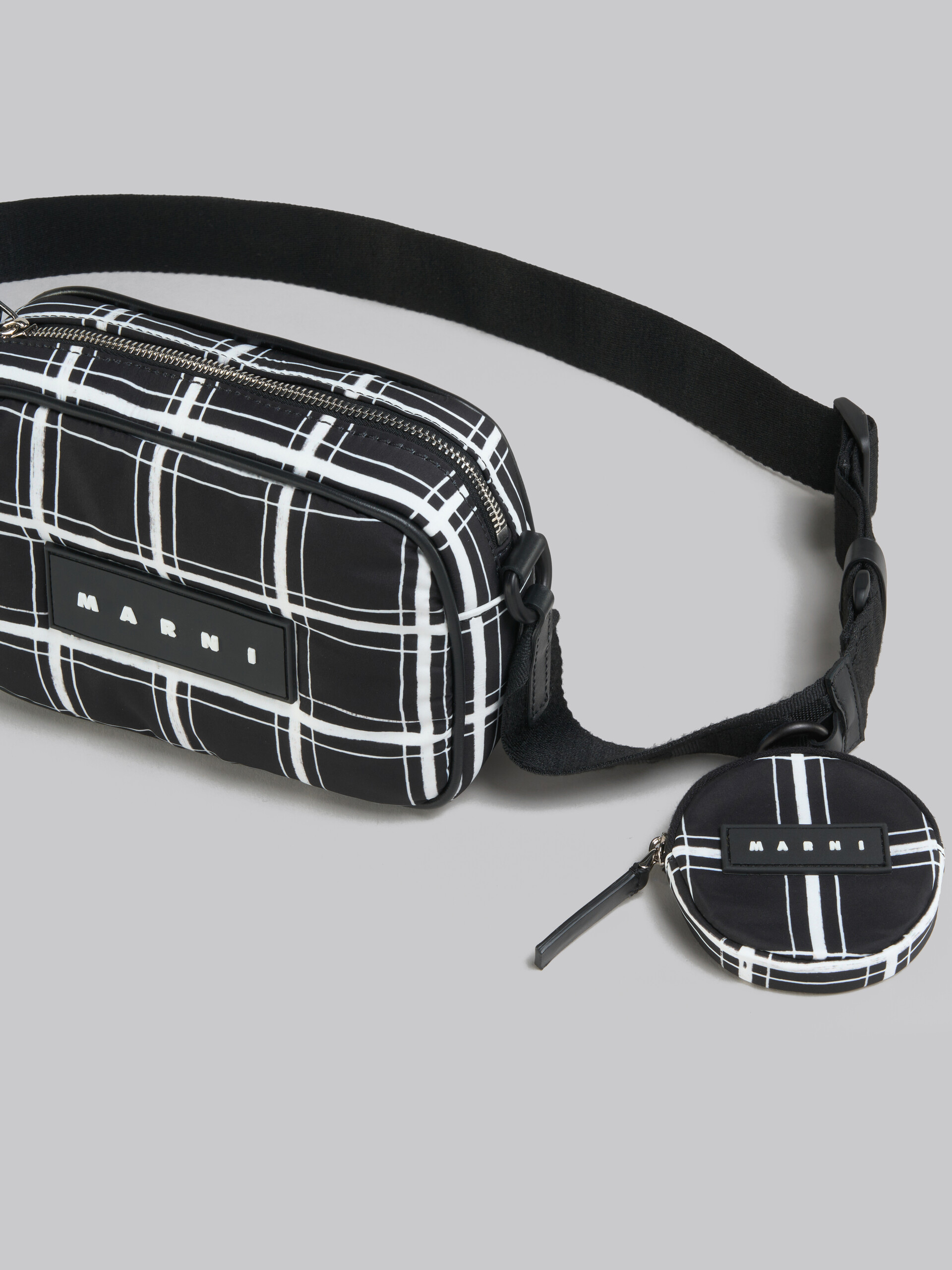 The Sharp camera bag in Black/Beige
