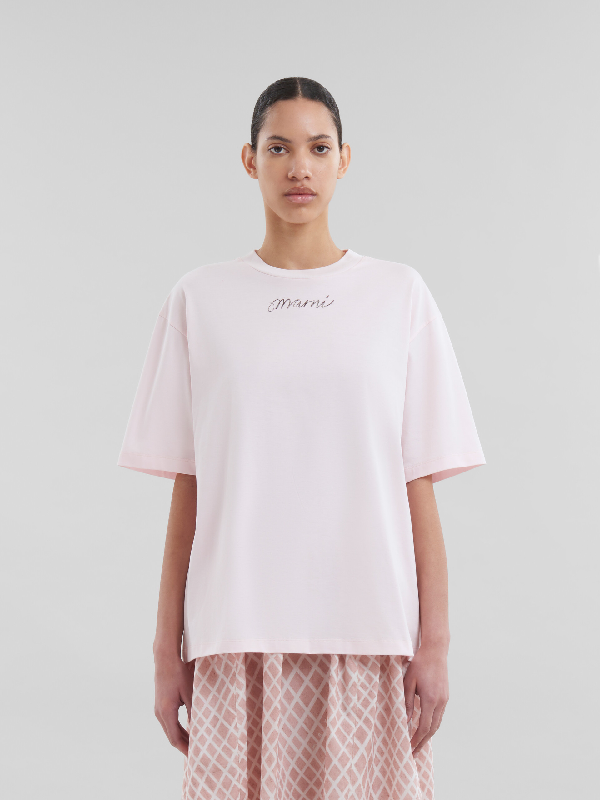 T-shirt linea boxy in cotone biologico rosa con logo ripetuto - T-shirt - Image 2