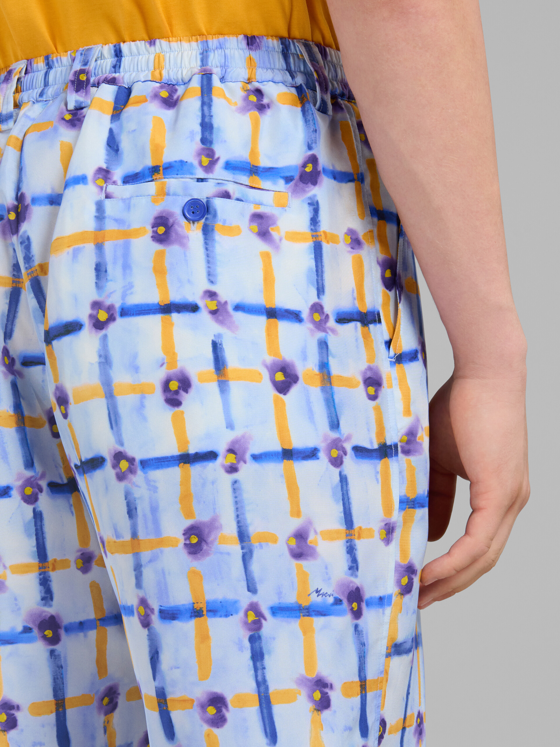 Hellblaue Shorts aus Habotai-Seide mit Kordelzug und Saraband-Print - Hosen - Image 4